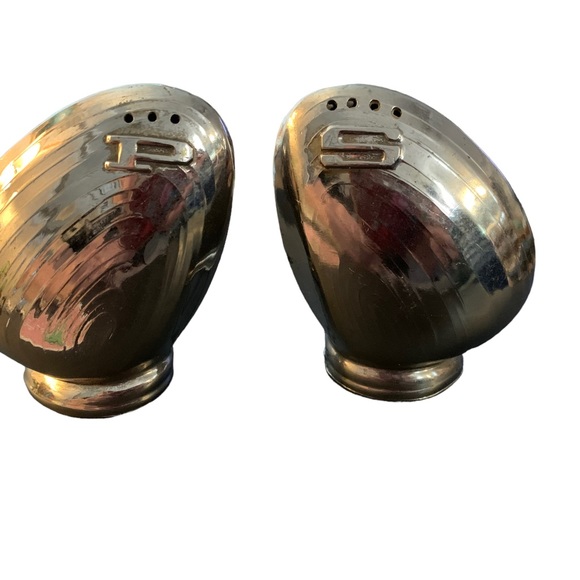 Retro Clam Shell Salt & Pepper Shakers - Picture 2 of 5